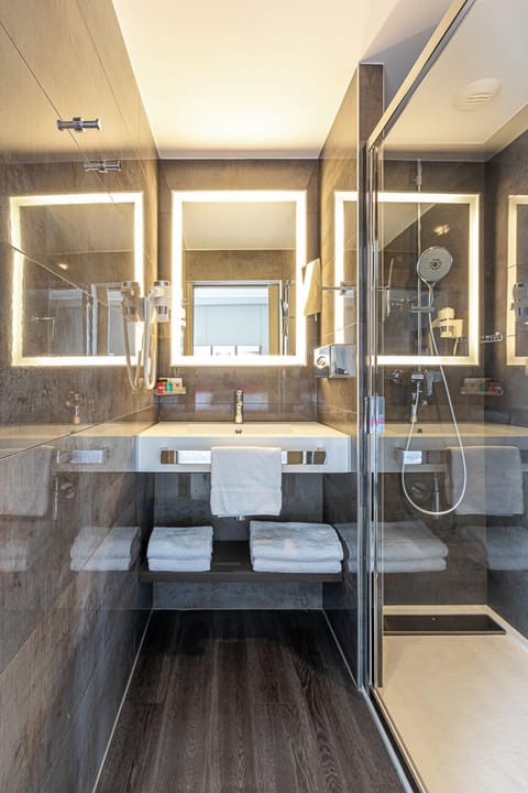 Superior Double Room | Bathroom | Free toiletries, hair dryer, towels