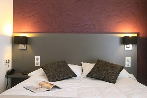 Desk, blackout drapes, iron/ironing board, free WiFi