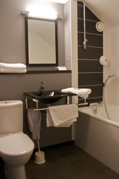 Twin Room | Bathroom | Hair dryer, towels, soap, shampoo