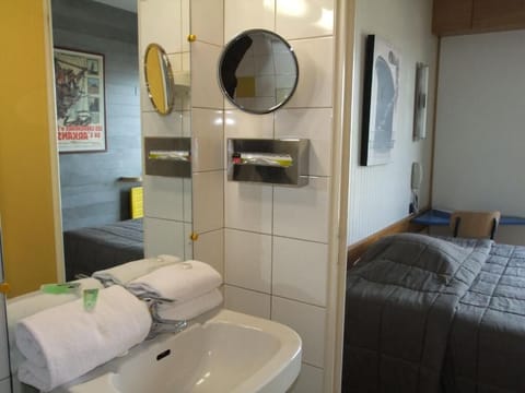 Triple Room | Bathroom | Combined shower/tub, hair dryer, towels, soap