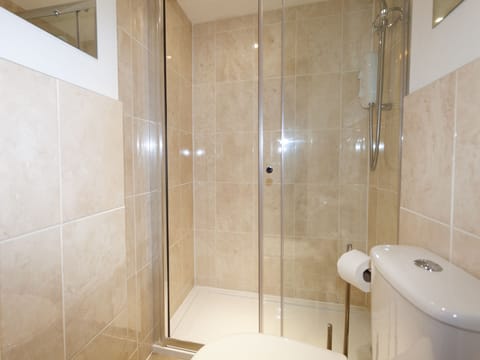 Economy Double Room, Ensuite | Bathroom