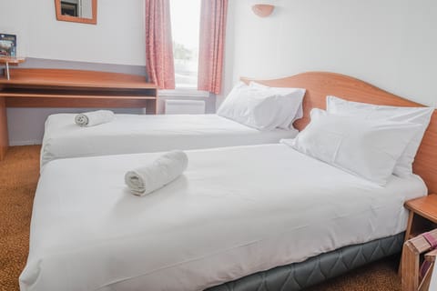 Twin Room | Desk, blackout drapes, soundproofing, rollaway beds