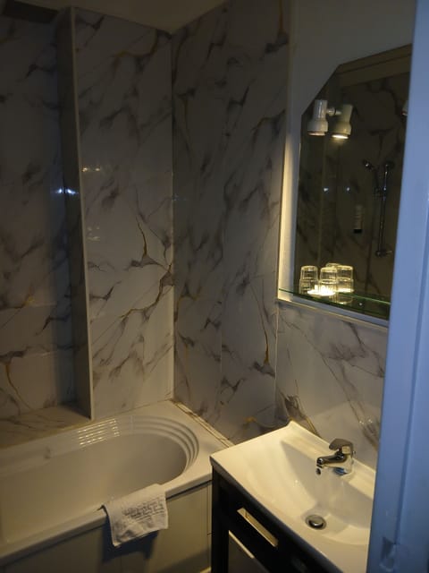 Superior Room | Bathroom | Shower, free toiletries, hair dryer, towels