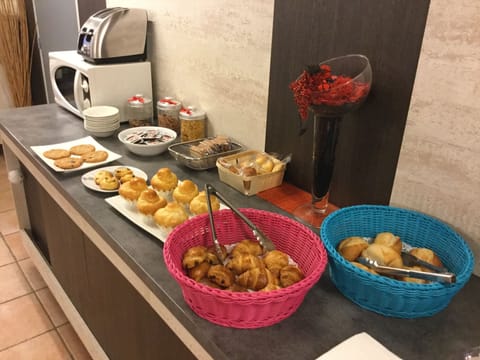 Buffet breakfast for a fee on weekends