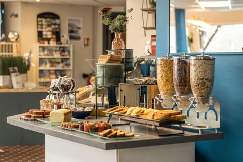 Daily buffet breakfast for a fee