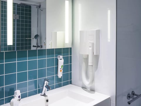 Standard Room, 1 Double Bed | In-room safe, desk, laptop workspace, blackout drapes