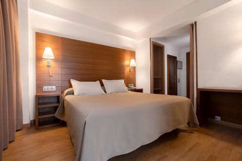 Room with a double bed | Minibar, in-room safe, desk, cribs/infant beds