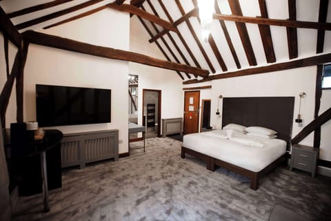 Suite, 1 King Bed, Non Smoking (Canopy Bed) | In-room safe, desk, iron/ironing board, free WiFi