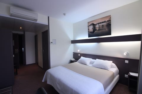 ECO DOUBLE with bath, air-conditioned | Desk, free WiFi, bed sheets, wheelchair access