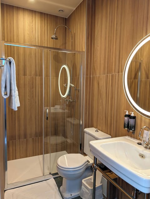 Triple Room | Bathroom | Free toiletries, hair dryer, towels, soap