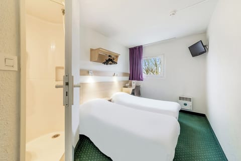 Twin Room | Desk, blackout drapes, free WiFi, bed sheets