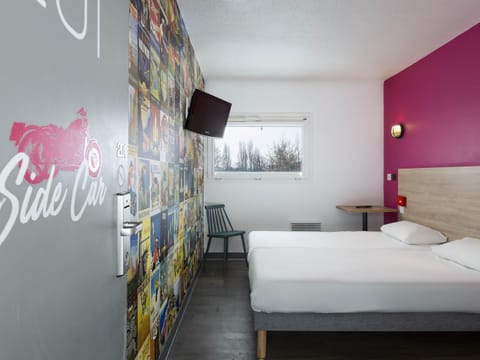 Room, 2 Twin Beds, Private Bathroom (Cabrio) | Desk, soundproofing, free WiFi, bed sheets