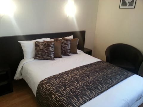 Premium bedding, desk, iron/ironing board, free WiFi