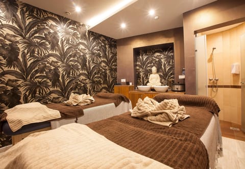 Couples treatment rooms, body treatments, hydrotherapy, aromatherapy