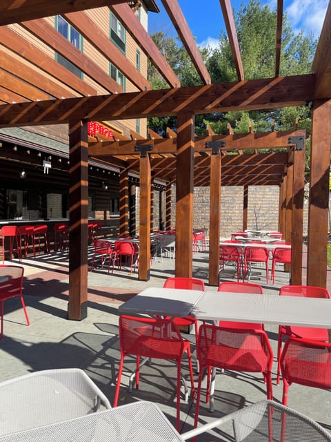 3 restaurants, lunch served