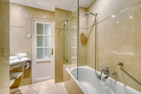 Classic Twin Room | Bathroom | Hair dryer, towels, shampoo