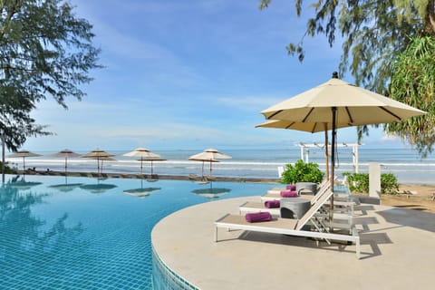 3 outdoor pools, open 7:00 AM to 7:00 PM, sun loungers