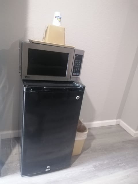 Standard Room, 1 King Bed, Smoking | In-room dining