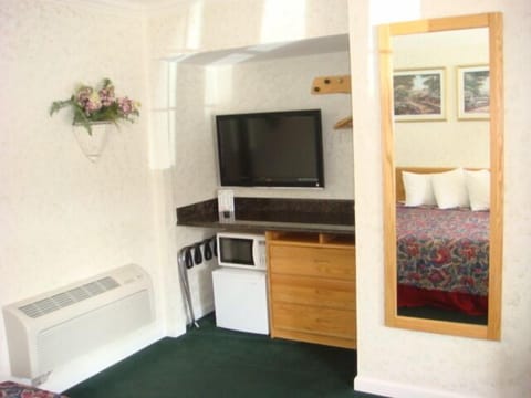 Standard Room, 2 Queen Beds | Iron/ironing board, free WiFi, bed sheets