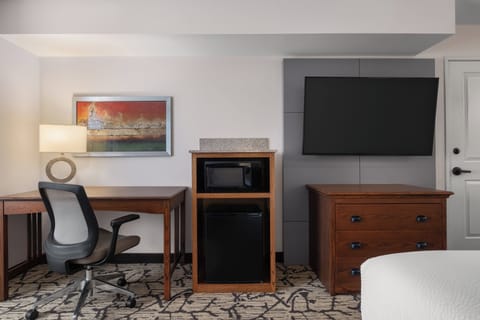 Standard Room, 1 King Bed, Accessible (Mobility, Accessible Tub) | Desk, laptop workspace, blackout drapes, iron/ironing board