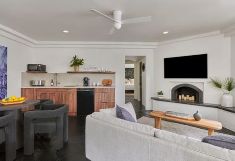 Superior Bungalow, Ensuite, Courtyard View | Private kitchen | Microwave, coffee/tea maker, paper towels