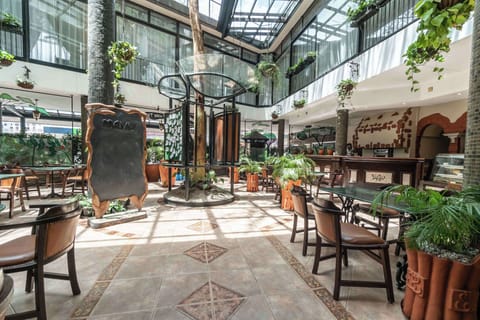 3 restaurants; breakfast, lunch, and dinner served