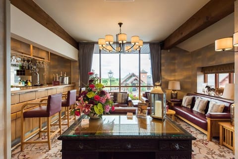 Serves lunch and dinner