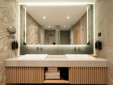 Executive Suite, 1 King Bed with Sofa bed | Premium bedding, minibar, in-room safe, desk