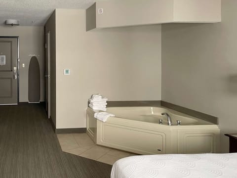 Suite, 1 King Bed, Accessible, Jetted Tub | Hypo-allergenic bedding, pillowtop beds, desk, laptop workspace