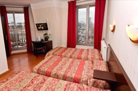 Triple Room | In-room safe, desk, soundproofing, iron/ironing board