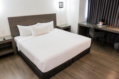 Business Suite with living area and street view | In-room safe, laptop workspace, blackout drapes, soundproofing
