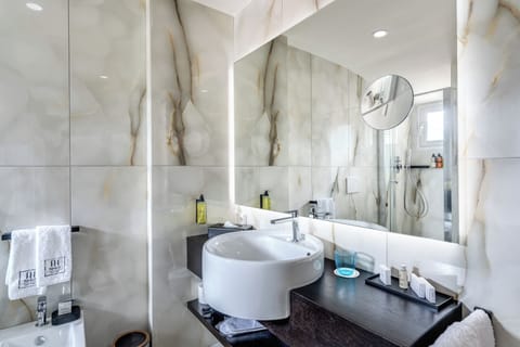 Shower, free toiletries, hair dryer, bidet