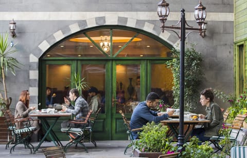 2 restaurants; lunch and dinner served