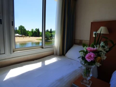 Comfort Triple Room | Desk, soundproofing, free WiFi, bed sheets