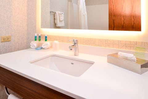 Standard Room | Bathroom | Combined shower/tub, hair dryer, towels