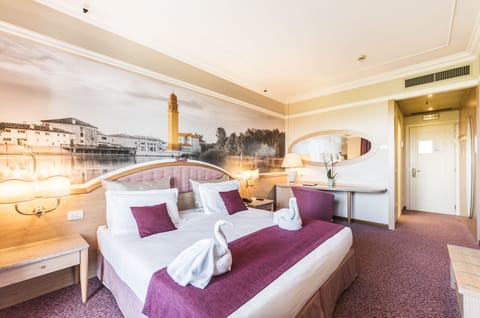 Classic Double or Twin Room (Hotel) | Premium bedding, minibar, in-room safe, desk