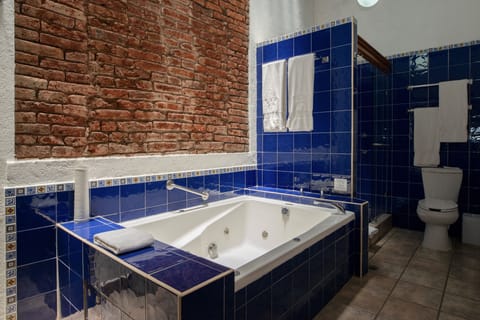 Máster Suite del Arzobispo | Bathroom | Free toiletries, hair dryer, slippers, towels