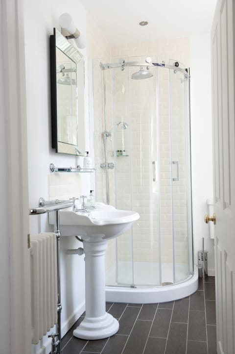 Classic Double Room | Bathroom | Shower, hair dryer, towels