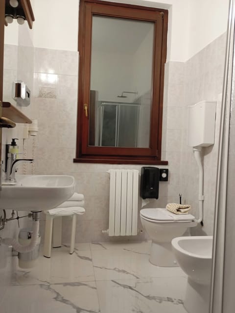 Standard Double Room, Ensuite | Bathroom | Shower, free toiletries, hair dryer, towels