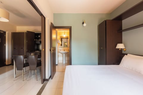 Executive Condo, 1 Bedroom | In-room safe, desk, blackout drapes, free WiFi