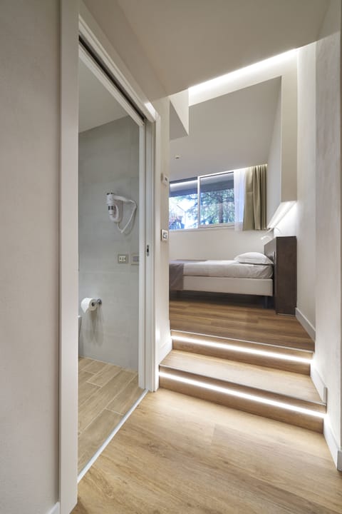 Smart Double Room | Minibar, in-room safe, desk, laptop workspace