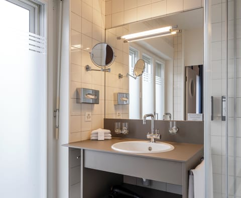 Triple Room, Balcony, River View | Bathroom | Shower, free toiletries, hair dryer, towels