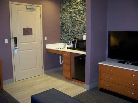 One King Bed, Accessible | Living area | 42-inch flat-screen TV with cable channels, TV, pay movies