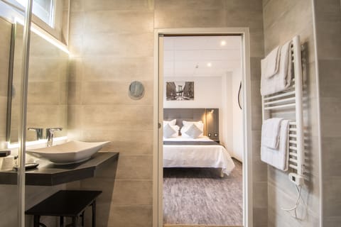 Superior Room, 1 Queen Bed | Bathroom | Free toiletries, hair dryer, towels, soap