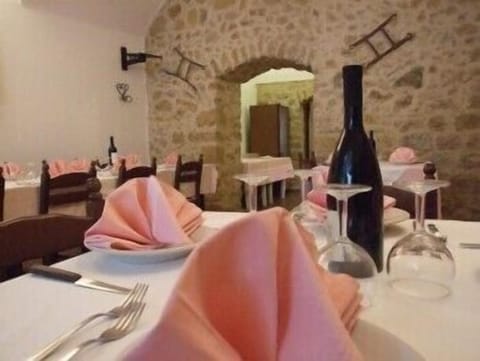 2 restaurants; breakfast, lunch, and dinner served