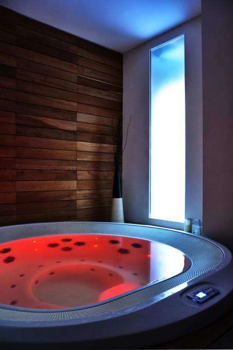 Couples treatment rooms, sauna, hot tub, steam room, Turkish bath