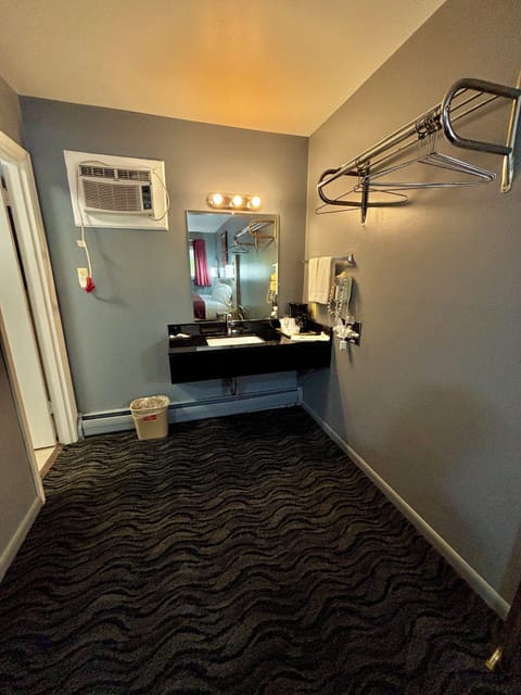 Room, 1 King Bed, Non Smoking | Free WiFi, bed sheets, alarm clocks