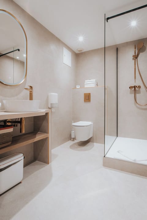 Deluxe Double Room | Bathroom | Free toiletries, hair dryer, towels