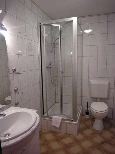 Single Room, 1 Twin Bed | Bathroom | Shower, designer toiletries, hair dryer, towels