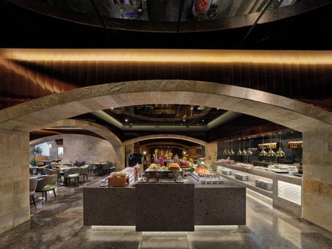 3 restaurants; breakfast, lunch, and dinner served